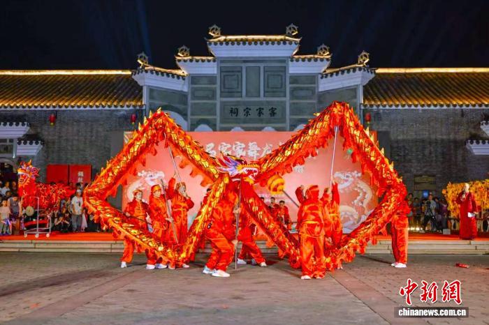 賭波：九龙腾跃迎端午 江西赣县区上演“客家舞龙争霸赛”
